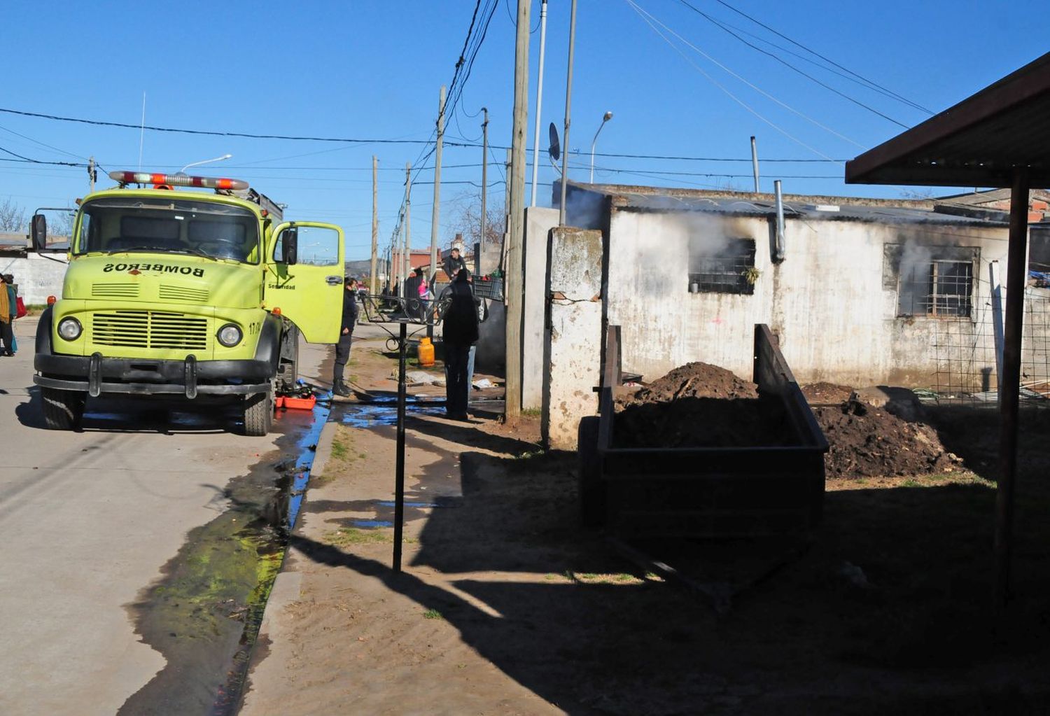 Niños jugaban con un encendedor y el fuego alcanzó un colchón que generó gran incendio