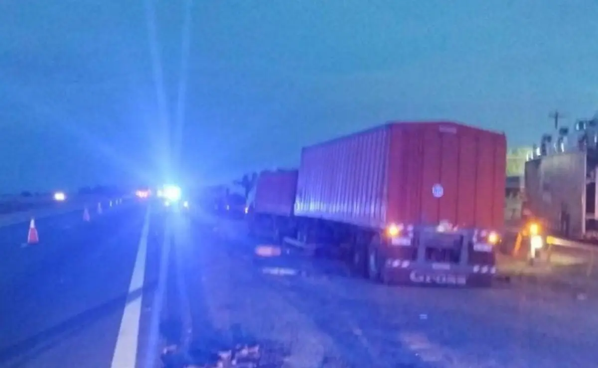 Fuerte choque entre camiones y una camioneta en la autopista Rosario-Buenos Aires: hay dos heridos