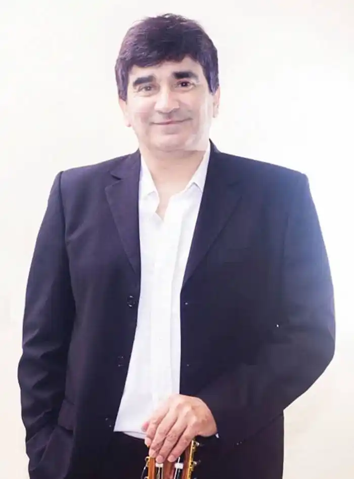 Hugo Javier  Mena,  una  de las guitarras  más  destacadas  de  la  música de   Entre  Ríos