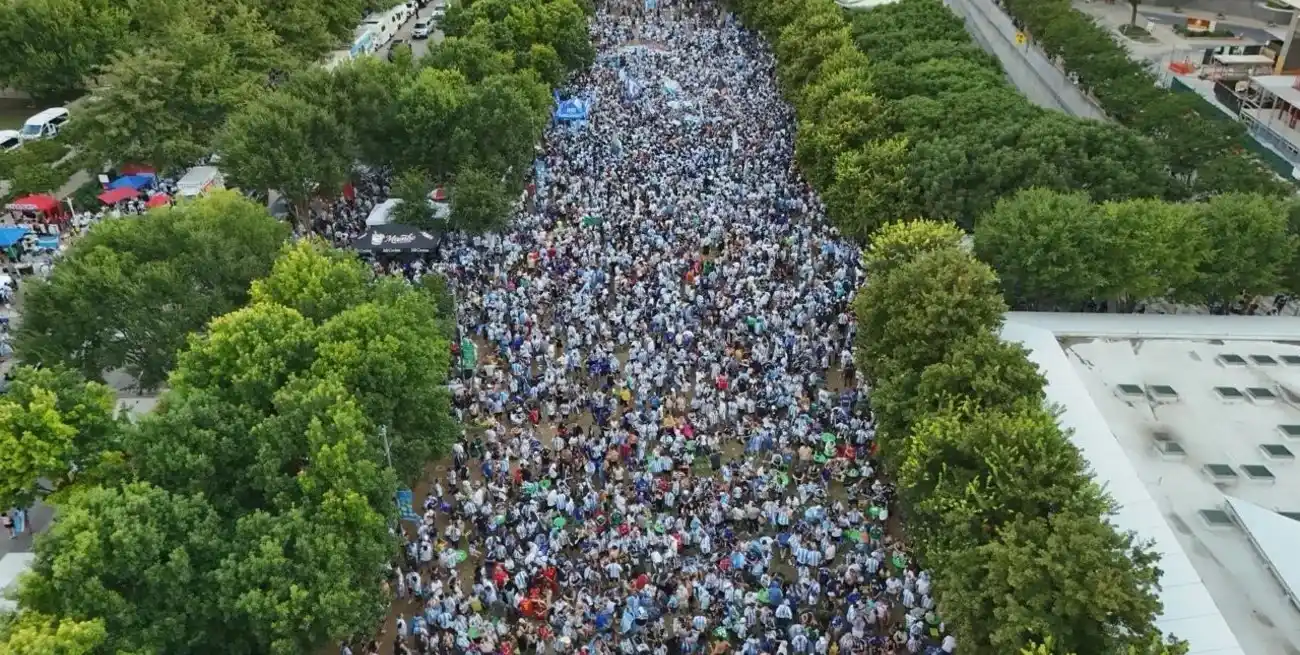 Excelente e impactante toma aérea de Coto Nicola de lo que fue el banderazo de despedida de Dallas, con una multitud de argentinos.