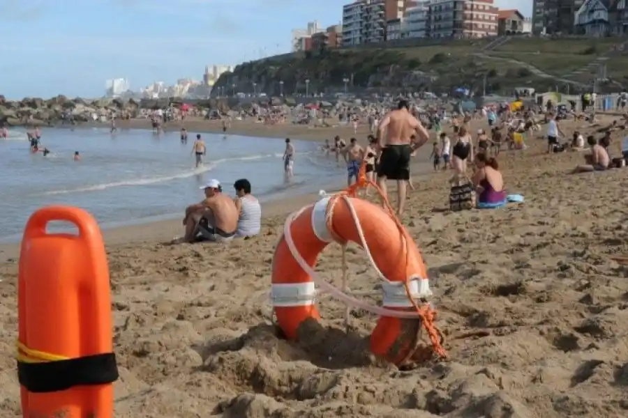 Mar picado: guardavidas protestan en plena temporada marplatense por recomposición salarial