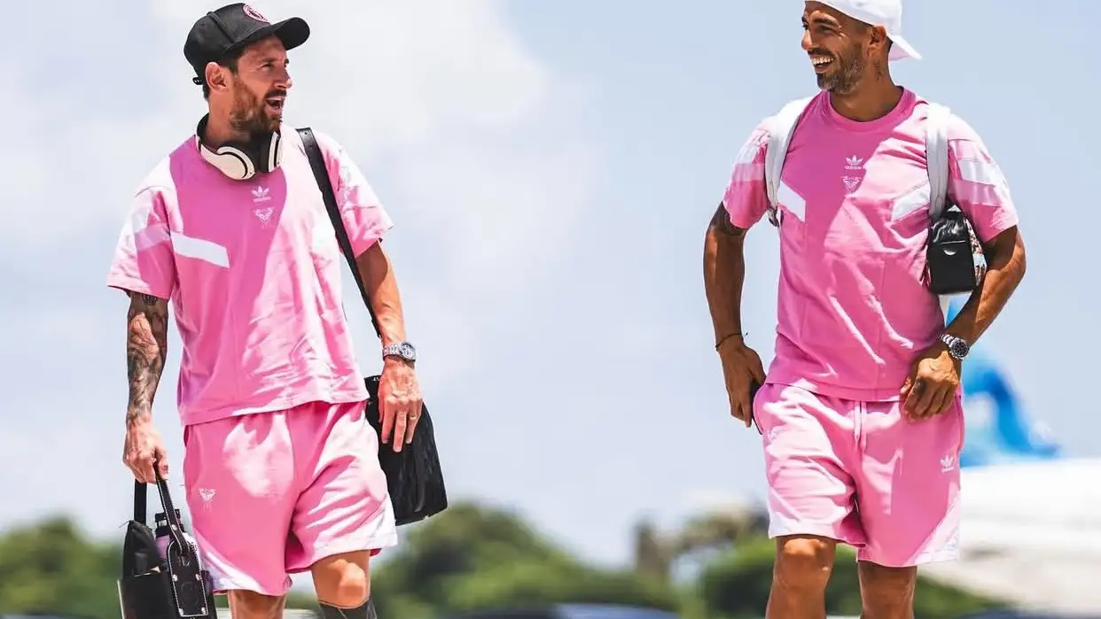 Messi se mostró con una molestia.