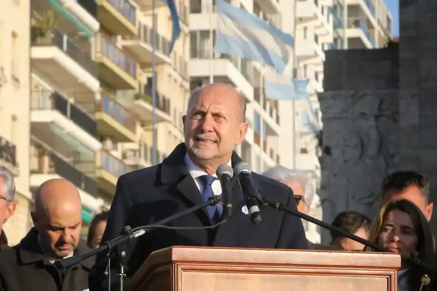 El gobernador de la Provincia encabezó este martes en Rosario, el acto en conmemoración del Día de la Bandera