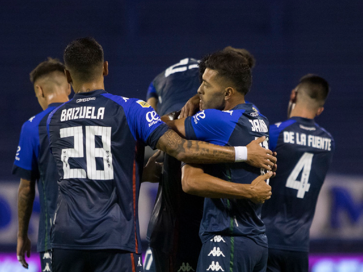 Vélez goleó de local y se afirma en la punta 