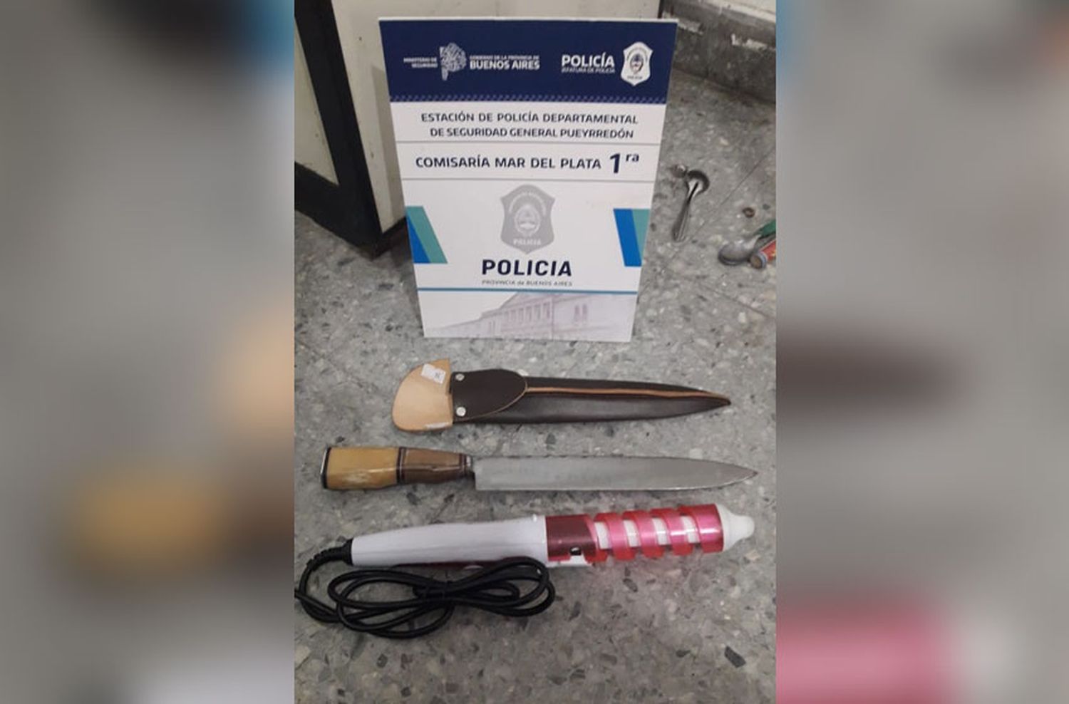 Un popurrí: robó un celular, una cuchilla y una buclera y fue detenido