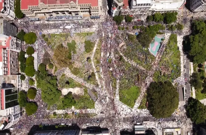 La CGT y piqueteros se manifestaron en Tribunales contra el DNU de Milei