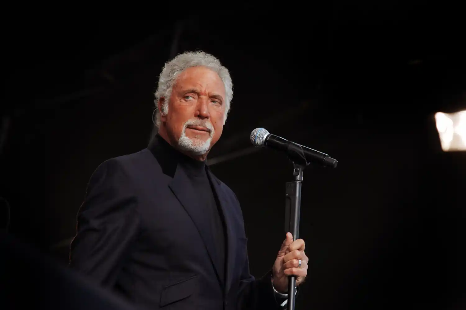 Llamativas memorias de Tom Jones: reconoció acostarse con 250 fans al año
