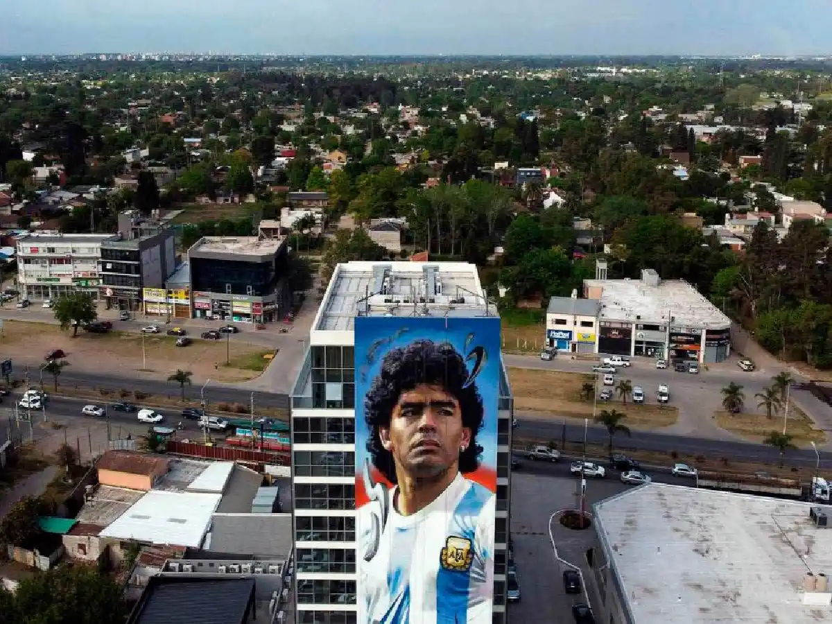 Un mural gigante de Maradona recibirá a quienes lleguen en avión a Ezeiza