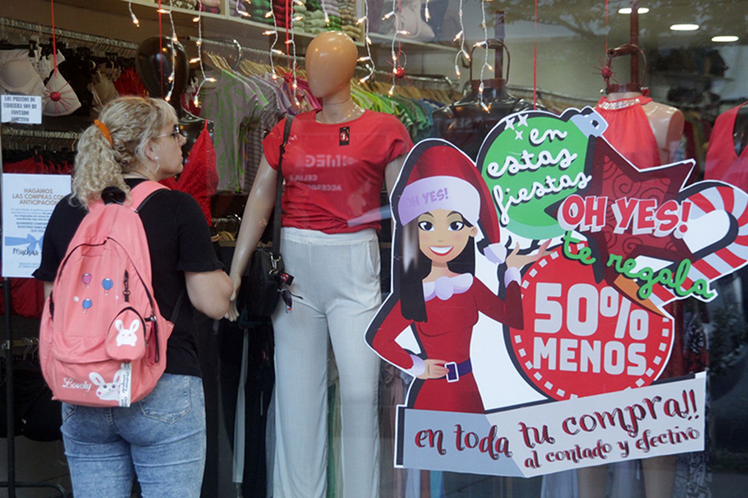 Las vidrieras muestran motivos navideños, tratando de captar compradores