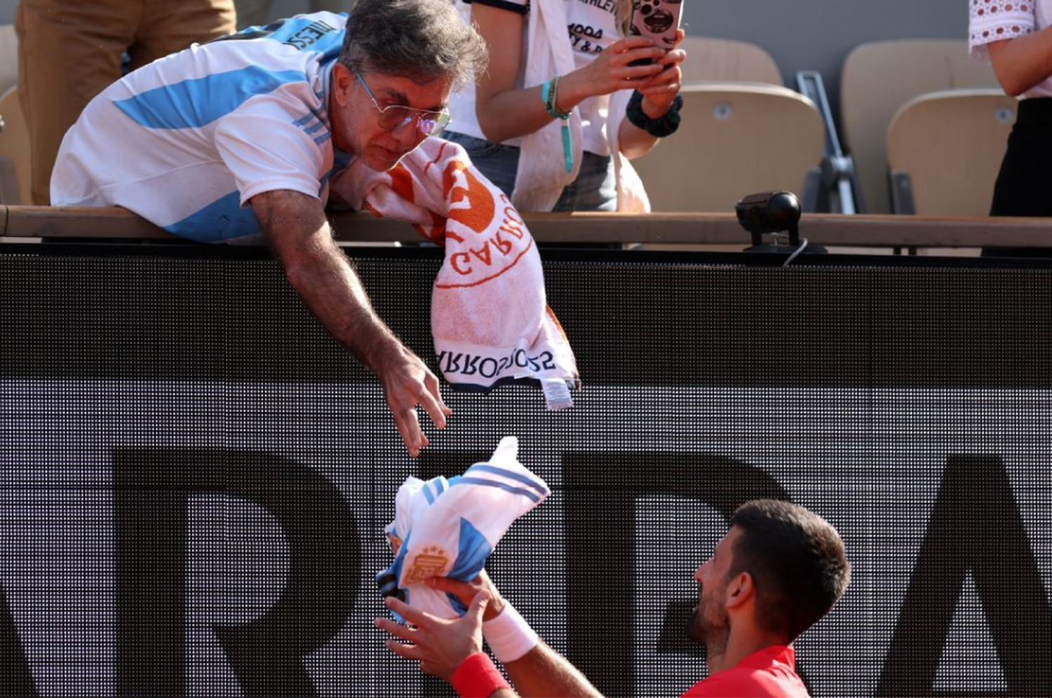 Un fan argentino sorprendió a Djokovic por sus 100 victorias en Roland Garros