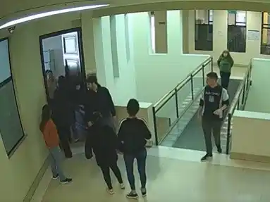 Así irrumpía la legisladora kirchnerista Maria Bielli al despacho de Yamil Santoro.