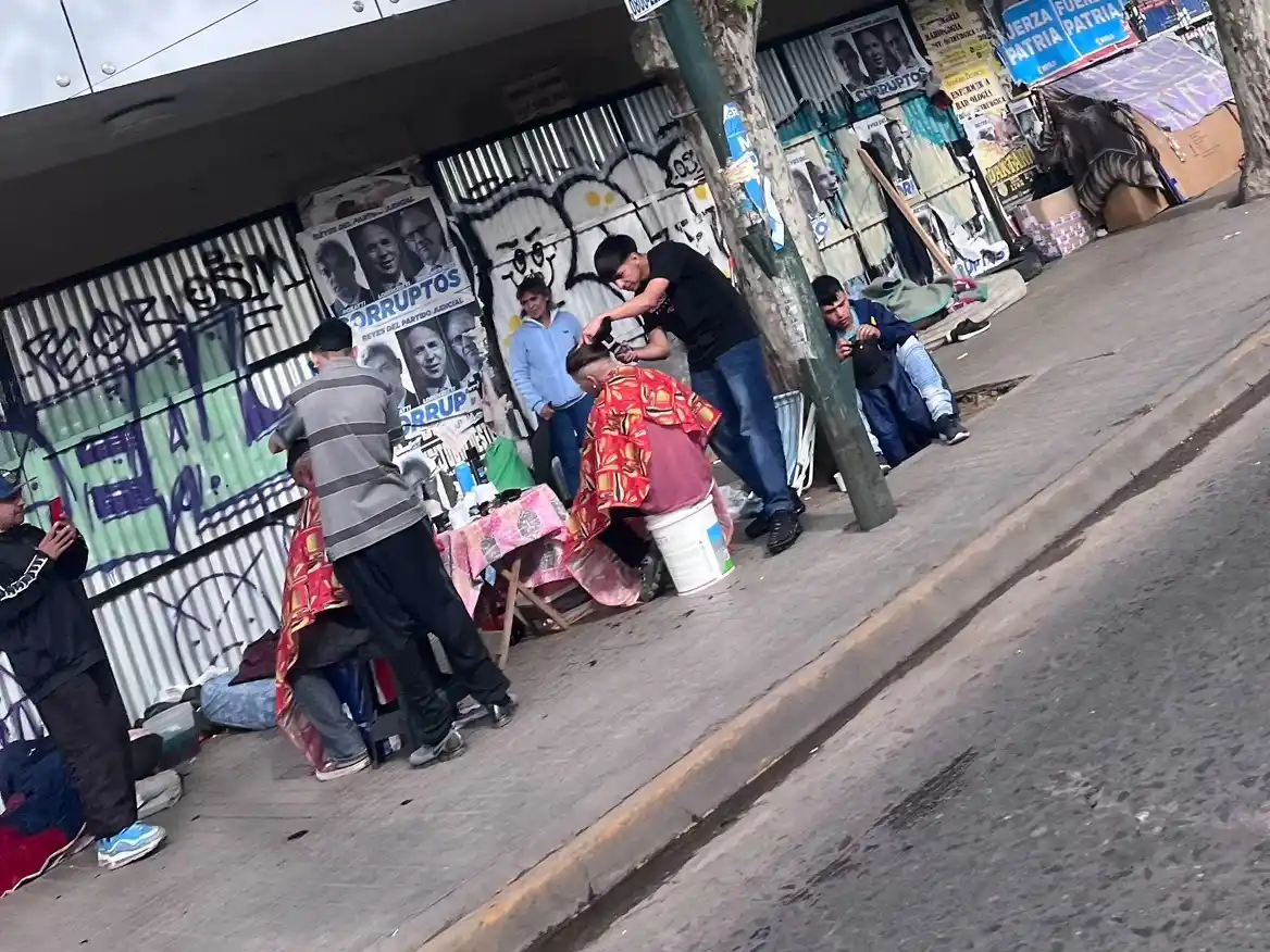 Los jóvenes ofrecen sus servicios gratis a personas en situación de calle.