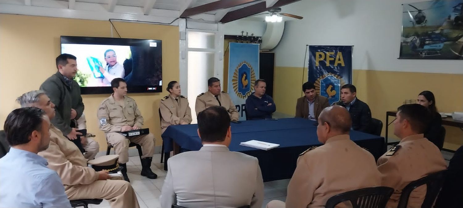 Se abordaron distintos temas relacionados con las tareas de despliegue que llevan a cabo la fuerzas federales en la ciudad y la zona.