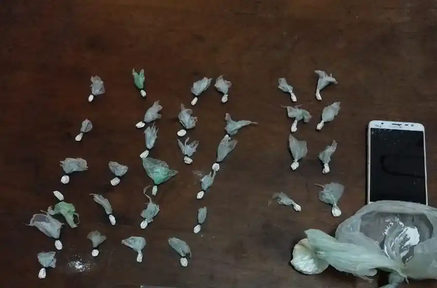 Detuvieron a dos jóvenes con más de 30 bolsitas de cocaína