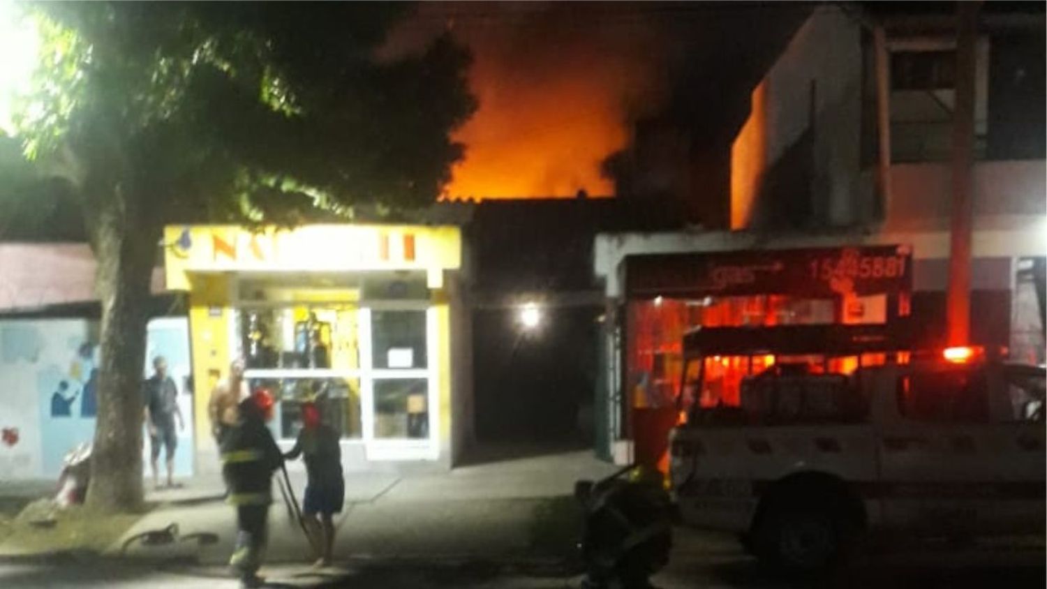 Voraz incendio en un depósito de garrafas en pleno centro de Avellaneda