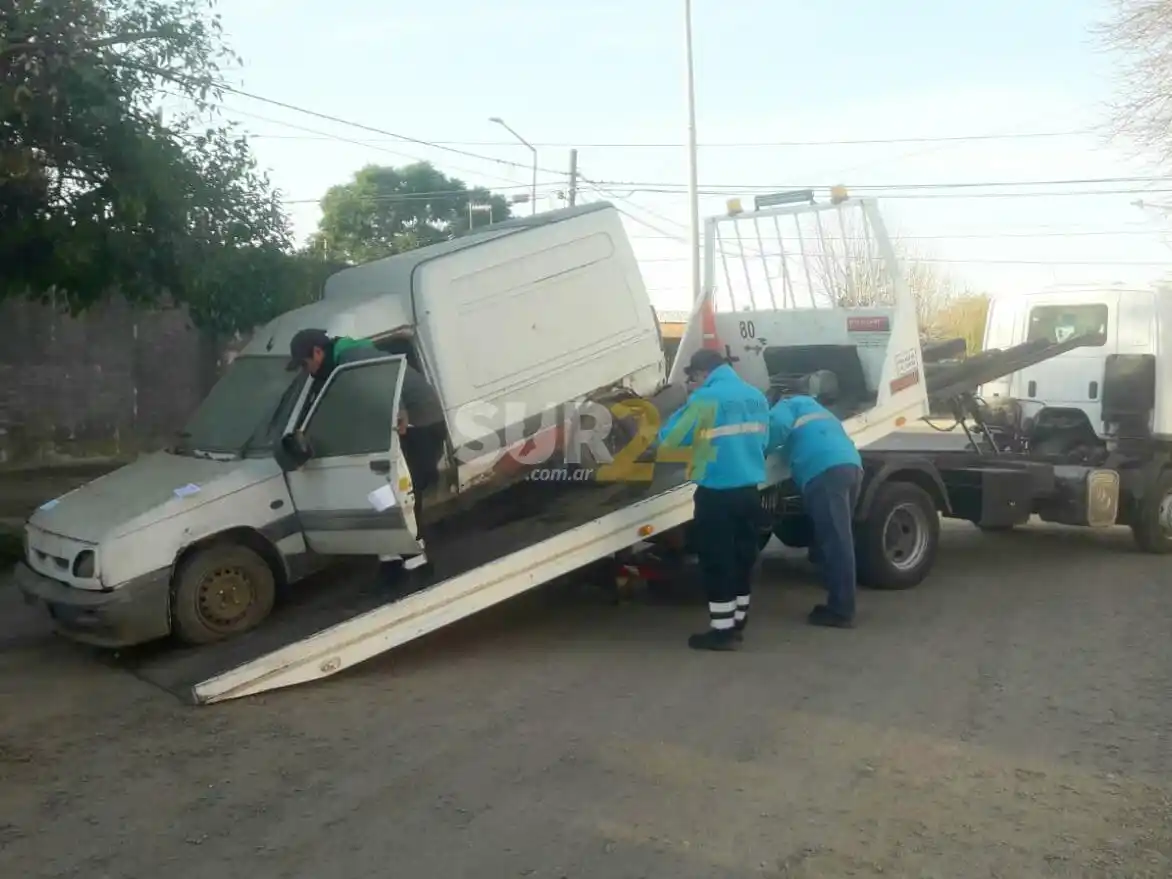 El gobierno municipal volvió a retirar autos abandonados en la vía pública 