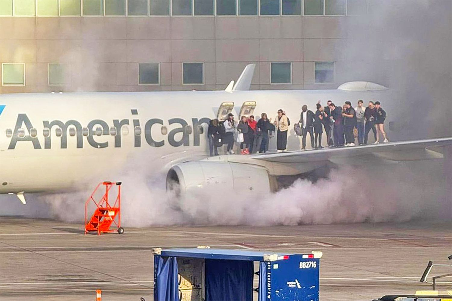 El 737 de American Airlines incendiado en Denver experimentó una vibración excesiva en el motor