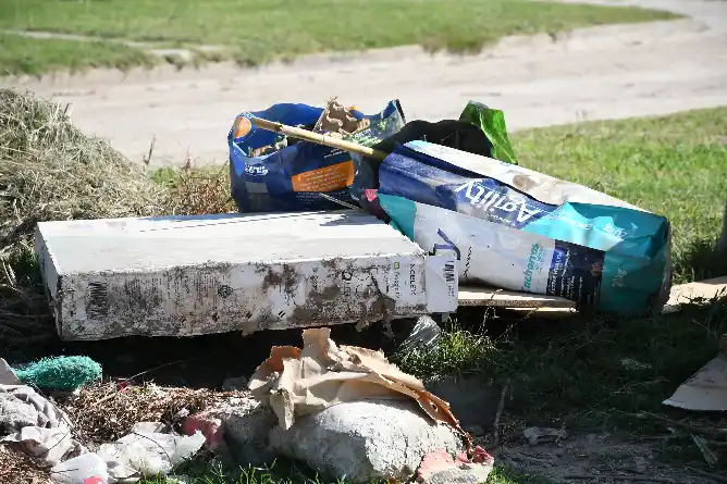 Limpieza en el barrio 30 de Mayo tras detectarse depósitos de basura en bulevares y esquinas