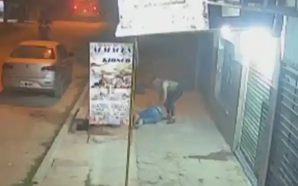 Video: El desesperado grito de una mujer al ver como delincuentes balearon a su novio en Moreno