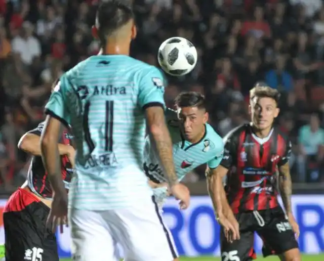 Colón goleó a Patronato y se metió en zona de Sudamericana