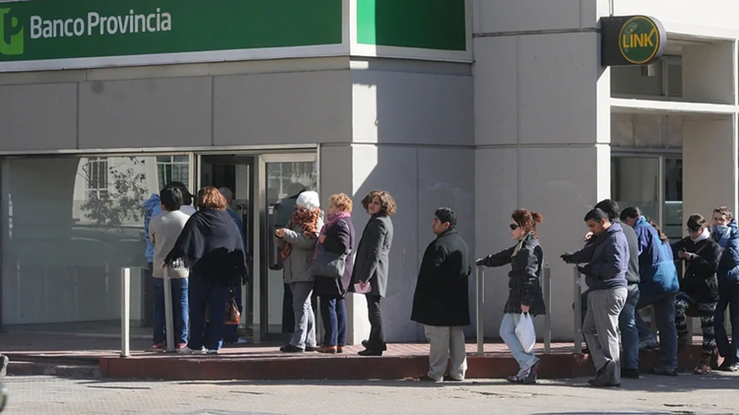 Los bancos no cobrarán cargos ni comisiones por usar cajeros automáticos hasta el 30 de junio