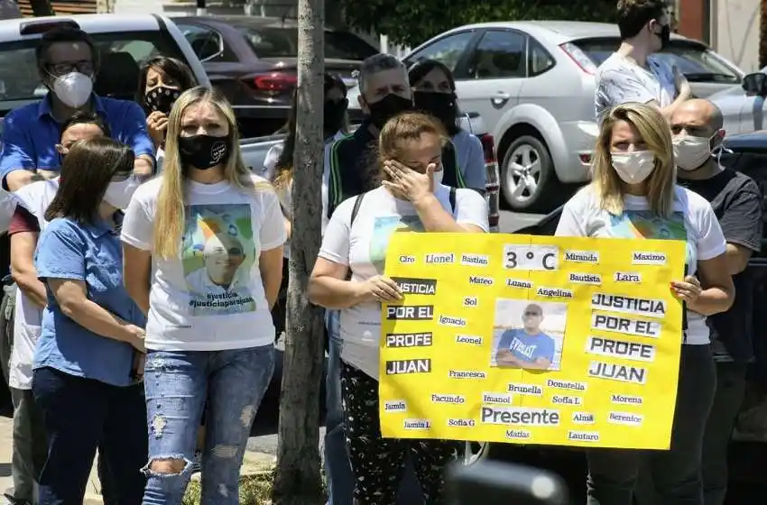 Compañeros y familiares del docente asesinado lo despidieron en la Boneo: «Queremos justicia ante un hecho tan aberrante»