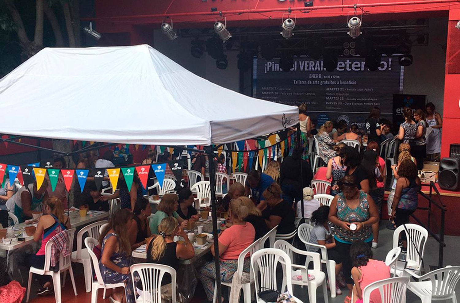 Se desarrolló otra exitosa clase de pintura al aire libre en Espacio Clarín