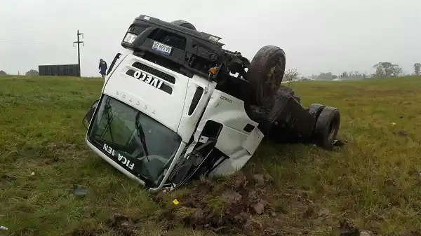 Volcó un camión en Ruta 14 con dos ocupantes hospitalizados