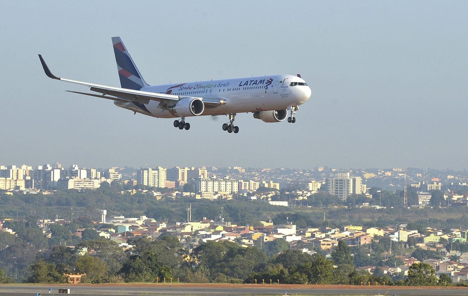 LATAM Brasil empezó a operar entre Buenos Aires y Bogotá