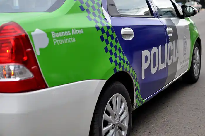 Mar del Plata: Policía fue echado por conducir sin patente, cruzar semáforo en rojo, tener un arma ilegal y droga