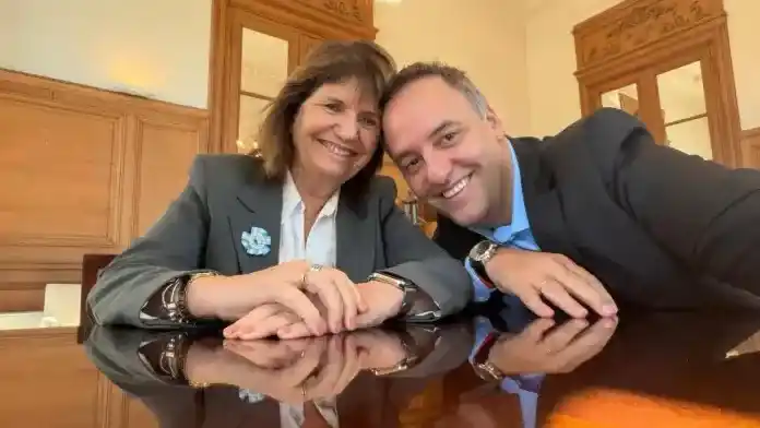 Bullrich se reunió con Adorni en su peor momento: “¡Vamos, Manuel!”