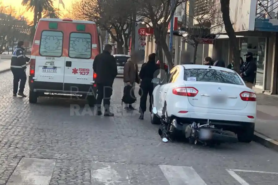 Accidentado arranque de semana en el centro de la ciudad: fuerte choque entre una moto y un auto