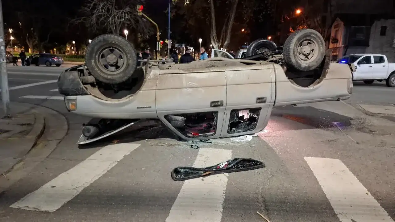 Persecución policial terminó con una camioneta volcada en pleno centro