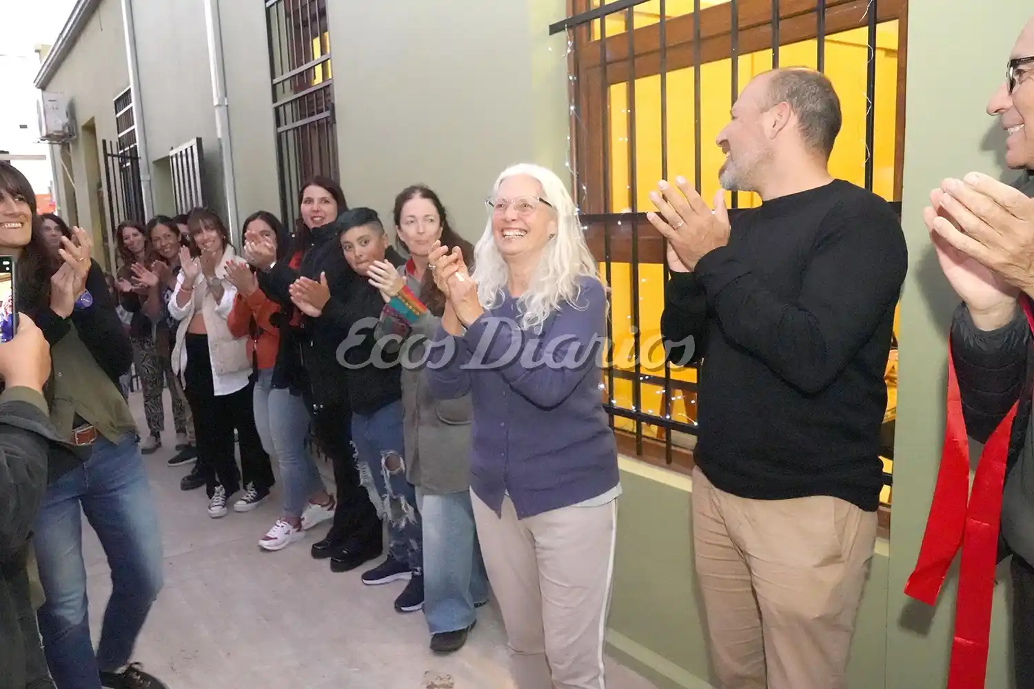 Aplausos. Monica Bouyssede acompañado de amigos y colaboradores