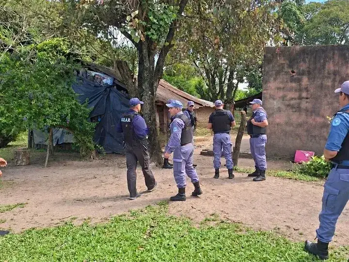 Efectivos de la Policía de Formosa y el grupo UEAR realizan un allanamiento en una vivienda rural de Herradura, en el marco de una investigación por abigeato que culminó con tres detenidos y el secuestro de carne faenada ilegalmente en el lugar.