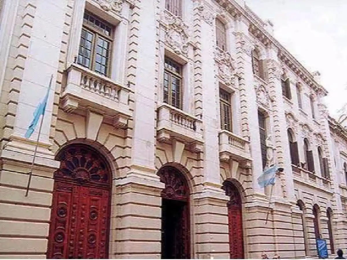 La Legislatura se despide de su edificio tras 101 años 