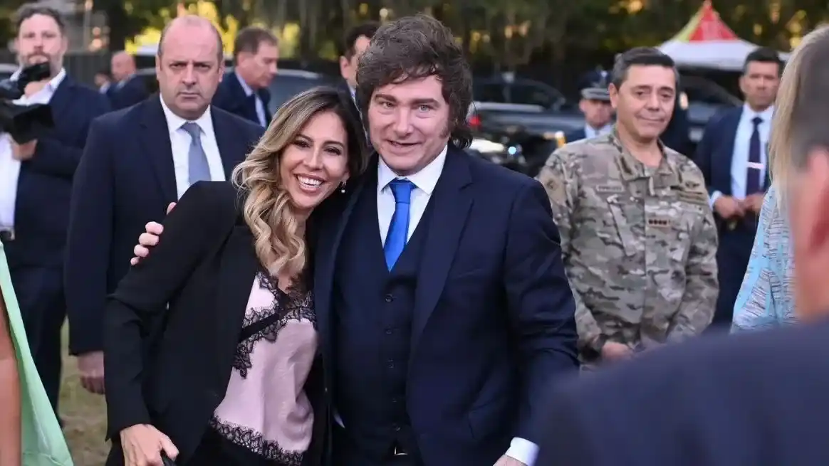 Romina Diez junto al presidente Javier Milei en San Lorenzo.