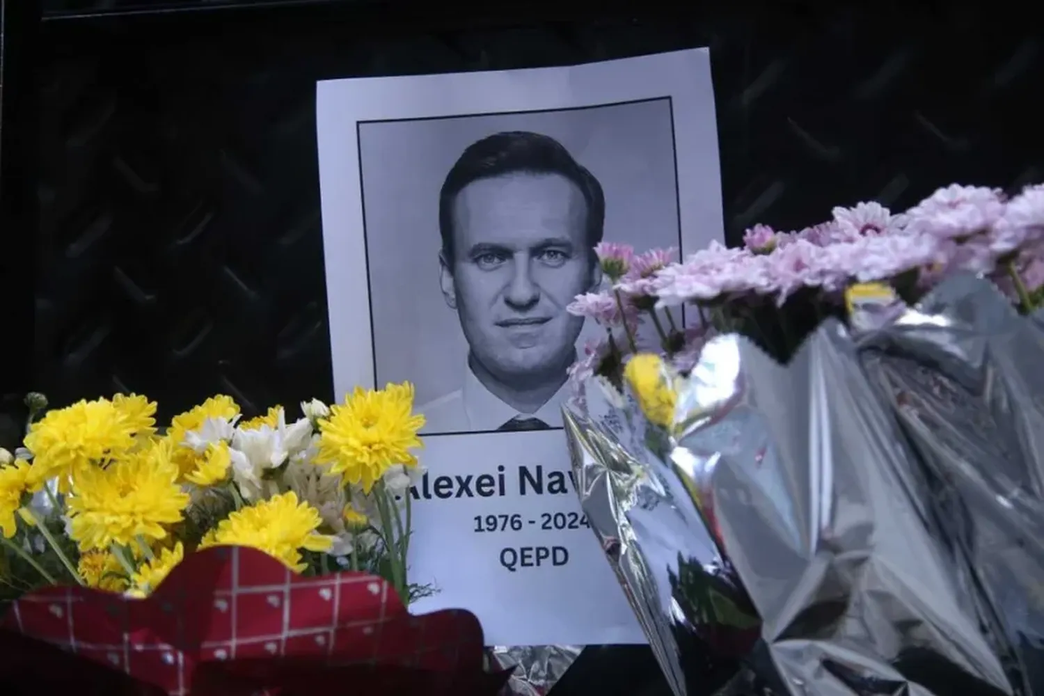 Ciudadanos rusos en la Argentina protestaron en la embajada por la muerte de Navalny