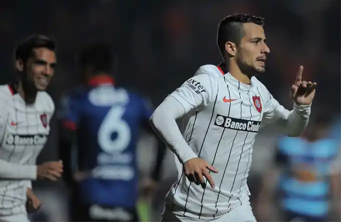 San Lorenzo goleó a Arsenal y es único puntero 