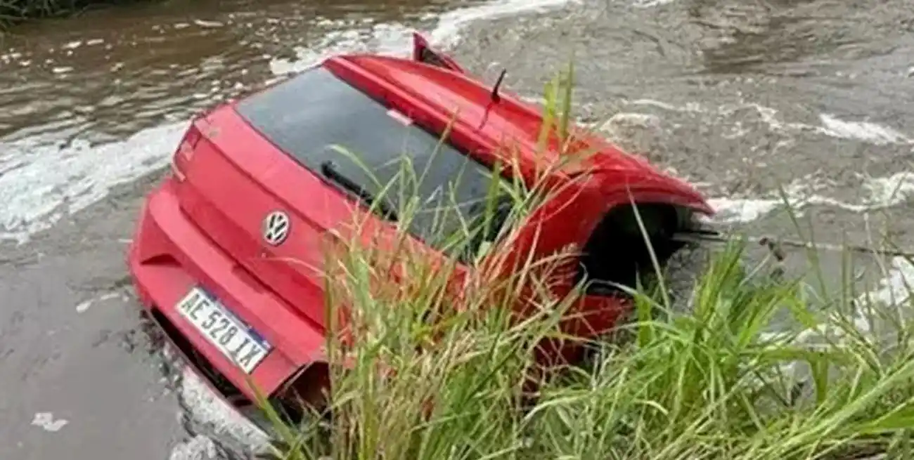 Un automóvil en el que viajaban cinco jóvenes despistó y cayó a un canal de desagüe