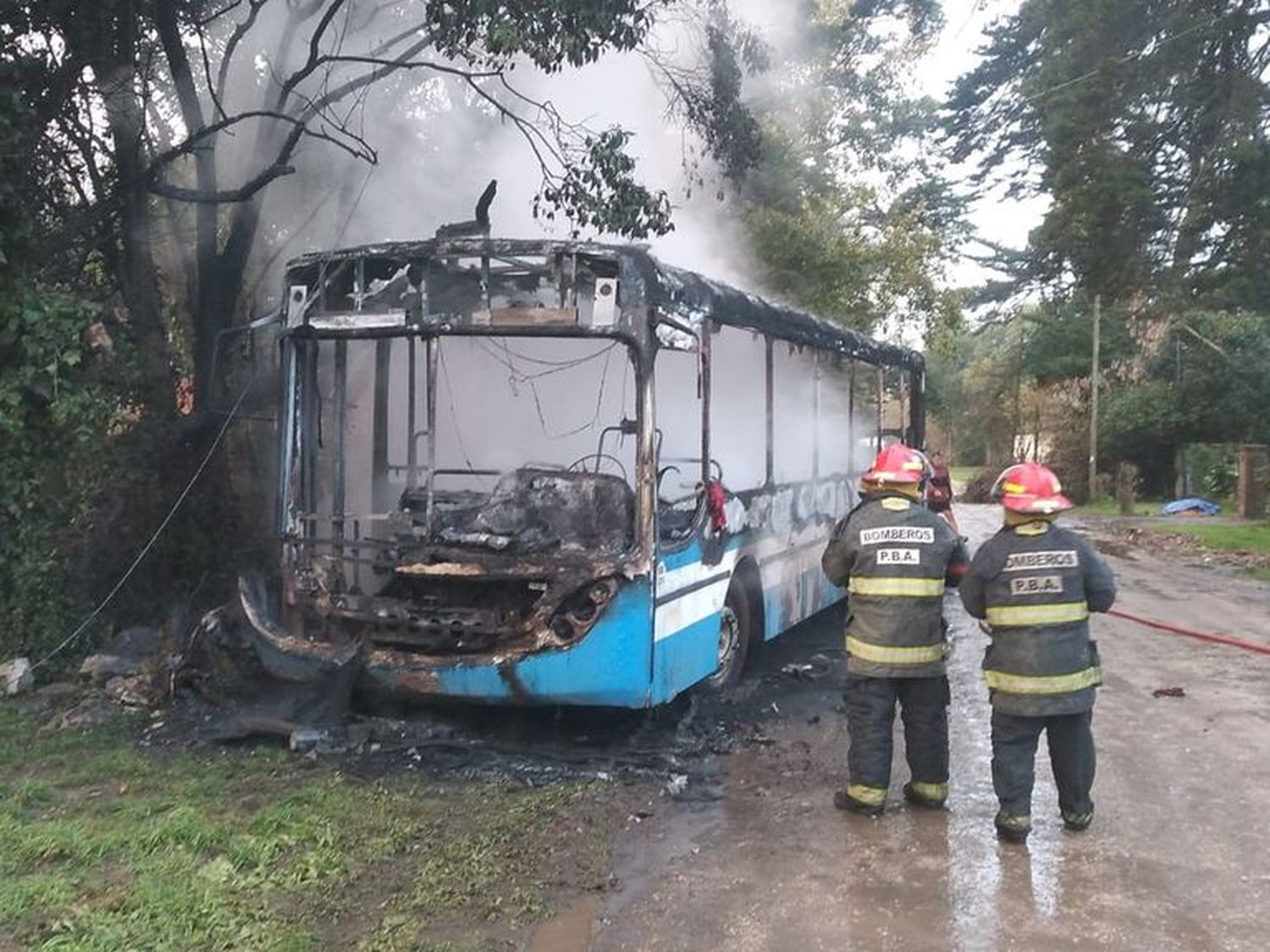 Susto en un barrio de Mar del Plata por el incendio de un colectivo escolar