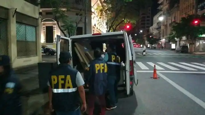 Incautaron obras de arte del departamento de Cristina Kirchner