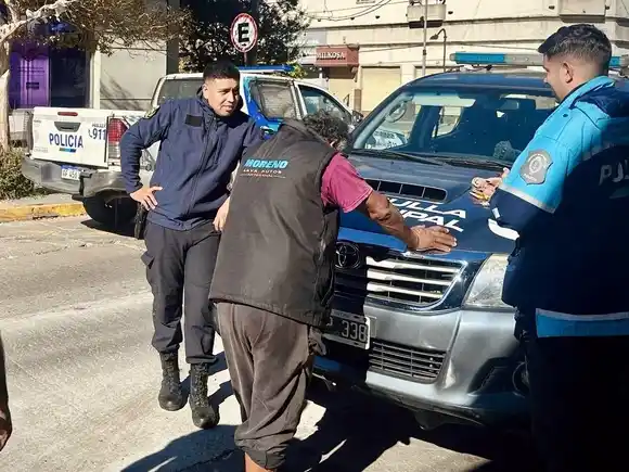 Fue desalojado de un cajero, se puso violento y agredió a un agente de la Patrulla Municipal