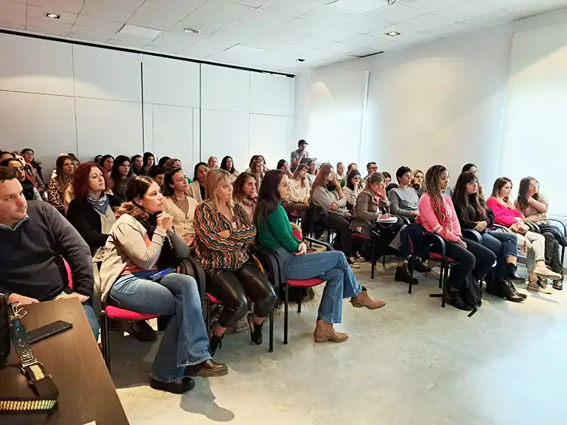 Gran interés en una charla sobre crianza de niños en San Cayetano