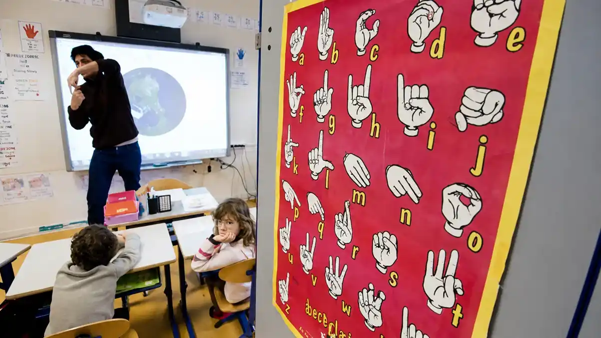 El proyecto busca acercar la Lengua de Señas Argentina a las escuelas del distrito mediante el aprendizaje e interpretación del Himno Nacional, con el objetivo de promover la inclusión y fortalecer la accesibilidad comunicacional.