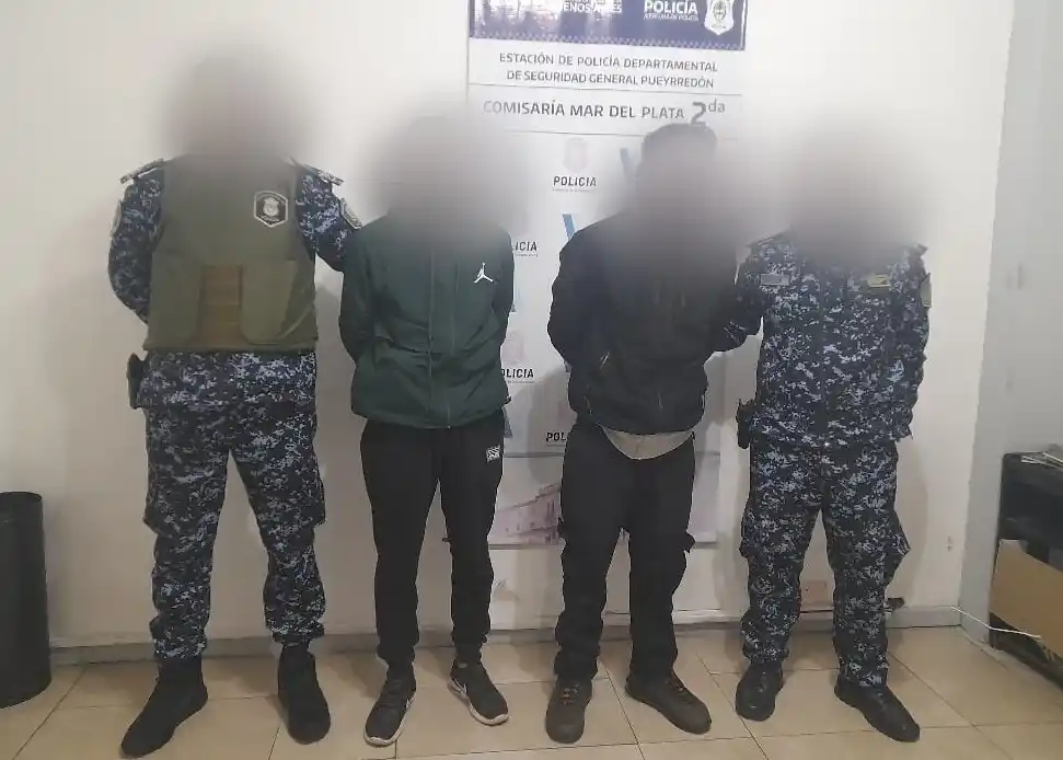 Los dos sujetos fueron atrapados cuando huían con la moto.