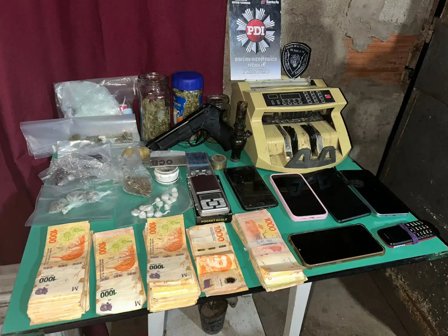 Parte del material incautado por el personal policial.