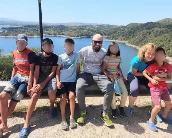 Convocan a bonaerenses a postularse para adoptar a cuatro hermanitos