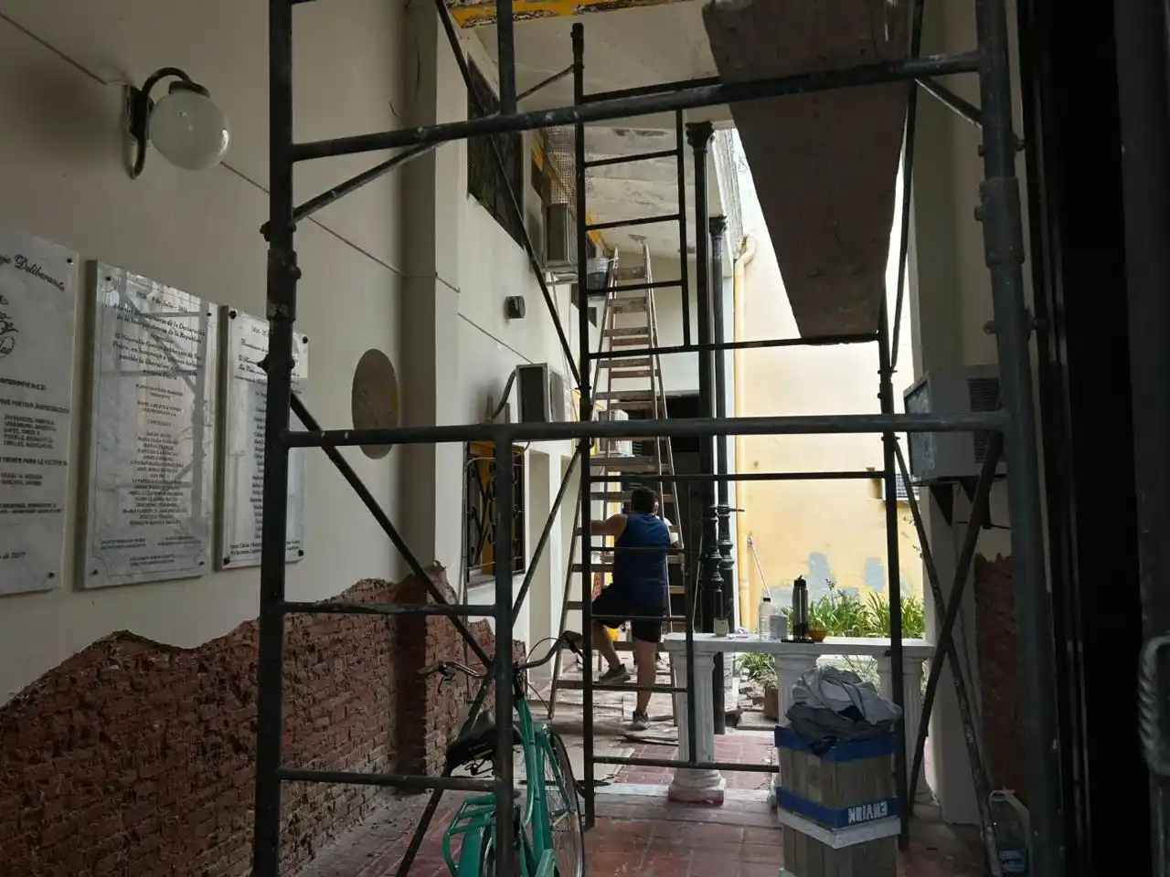 Trabajadores pintaron el patio y parte de la entrada.