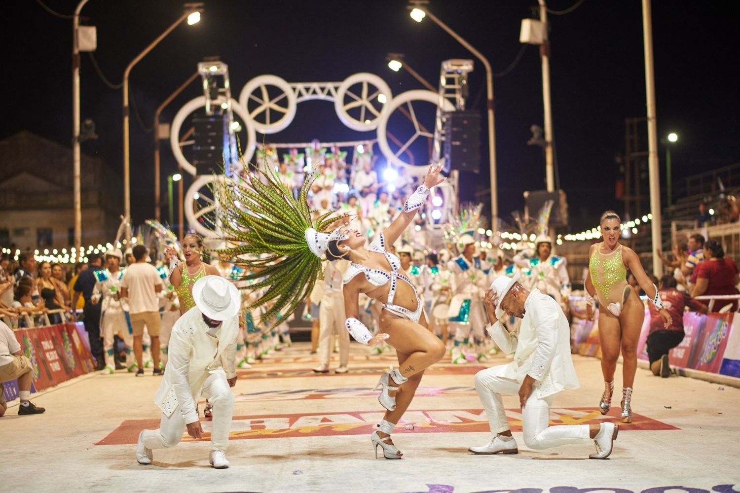 El Carnaval conmueve y miles de turistas disfrutan de la ciudad